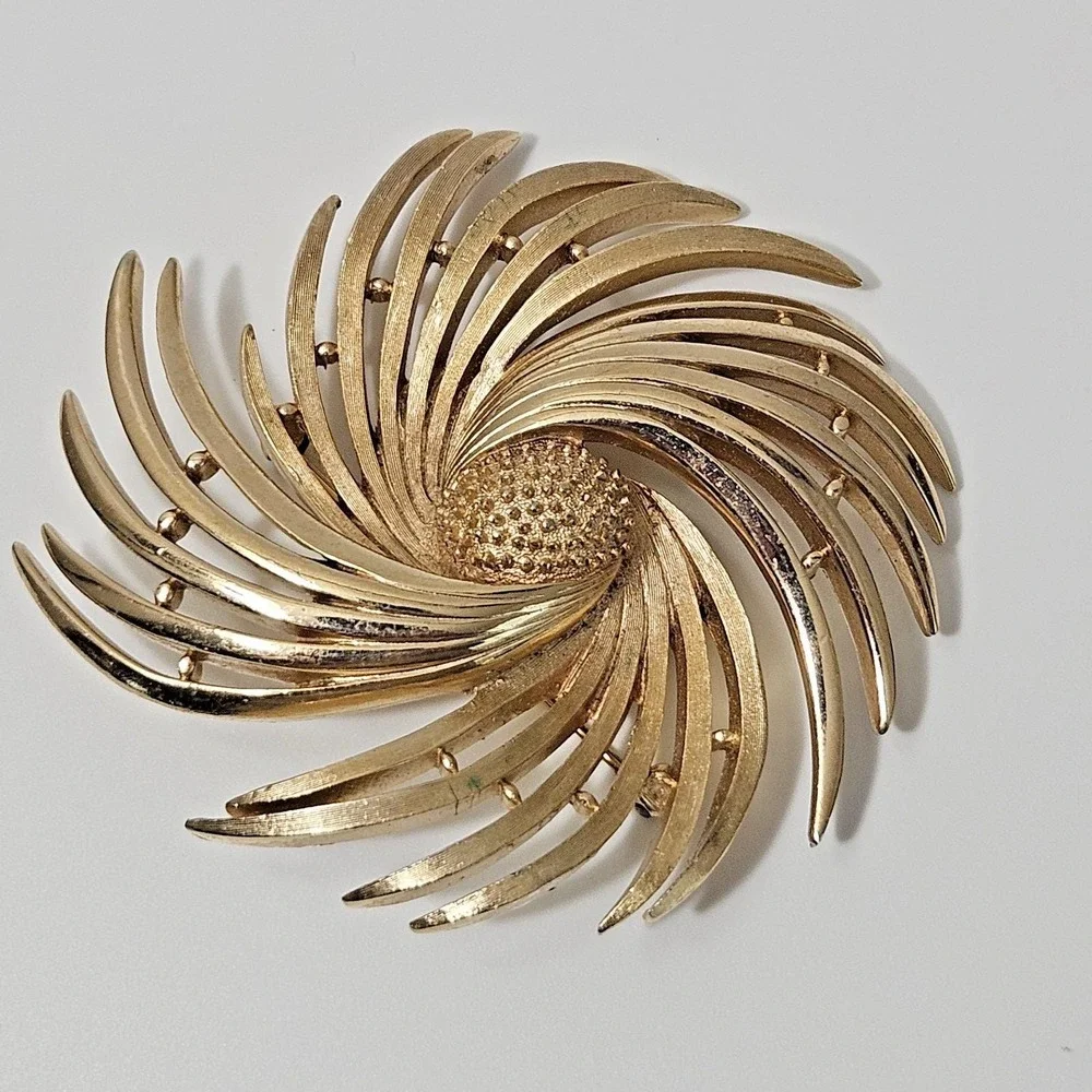 Crown Trifari Brooch Goldtone Swirl Modernist Floral Brooch 2.5